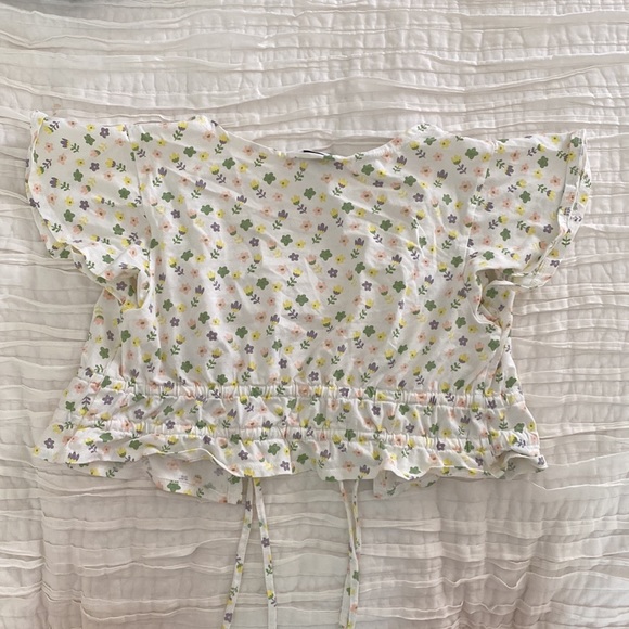 Princess polly cropped tshirt with ties in the front - Picture 2 of 2